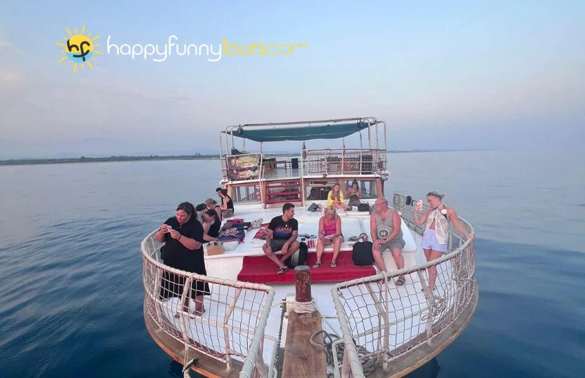 Entspannende Sonnenuntergangs-Bootstour