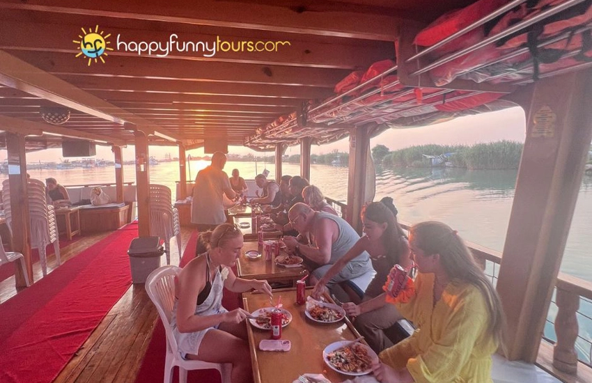 Entspannende Sonnenuntergangs-Bootstour